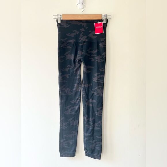 NWT Spanx Look at Me Now Seamless Leggings in Black Camo - Picture 6 of 10